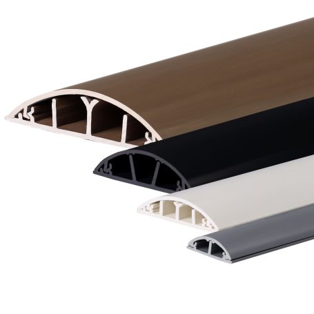 Drei profilierte Kunststoffschienen in braun, schwarz und weiß.